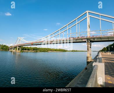 Die Fußgängerbrücke über den Dnieper River auf der Insel Truchanov ist ein beliebter Ort für Bungee-Jumping Stockfoto