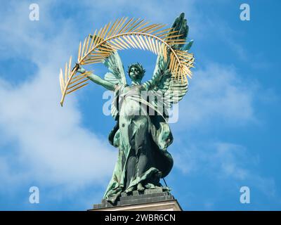 Hauptplastik aus Bronze im Gebäude der Lviwer Nationaloper Glory mit Engelsflügeln und einem vergoldeten Palmenzweig im Stockfoto