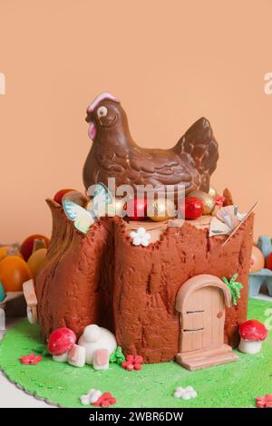 Osterkuchen mit strukturierter Optik am Baumstamm und Osterhase Stockfoto