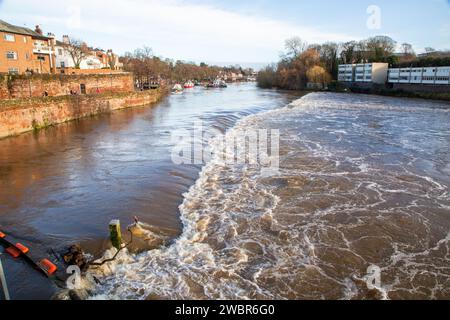 Der Fluss Dee ist überschwemmt, als er über das Wehr in Cheshire City of Chester England fließt Stockfoto