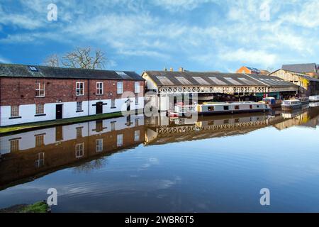 Canal Narrowboats Cottages Workshops und die historische Taylors Boatyard am Shropshire union Kanal in Cheshire City of Chester England Stockfoto