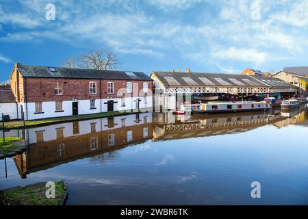 Canal Narrowboats Cottages Workshops und die historische Taylors Boatyard am Shropshire union Kanal in Cheshire City of Chester England Stockfoto