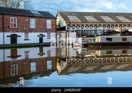 Canal Narrowboats Cottages Workshops und die historische Taylors Boatyard am Shropshire union Kanal in Cheshire City of Chester England Stockfoto