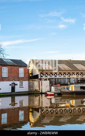 Canal Narrowboats Cottages Workshops und die historische Taylors Boatyard am Shropshire union Kanal in Cheshire City of Chester England Stockfoto