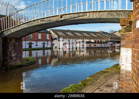 Canal Narrowboats Cottages Workshops und die historische Taylors Boatyard am Shropshire union Kanal in Cheshire City of Chester England Stockfoto