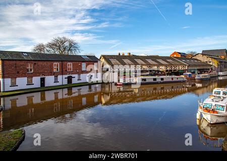 Canal Narrowboats Cottages Workshops und die historische Taylors Boatyard am Shropshire union Kanal in Cheshire City of Chester England Stockfoto