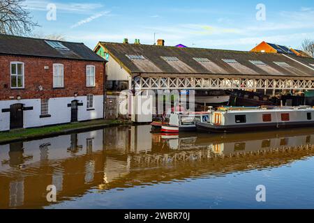 Canal Narrowboats Cottages Workshops und die historische Taylors Boatyard am Shropshire union Kanal in Cheshire City of Chester England Stockfoto