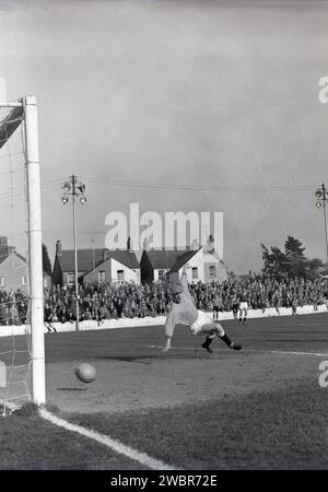 1960, ein historisches Fußballspiel, wurde der Torhüter geschlagen, als der Ball im Spiel von Oxford United gegen Chelmsford City auf dem Manor Ground in Oxford, England, ins Netz kam. 1893 wurden sie Headington United 1911 und Oxford United 1960, als sie in der Premier Division der Southern League waren, die sie zwei Spielzeiten in Folge gewannen. 1962 wurden sie in die Fourth Division der Football League gewählt (befördert), nachdem Accrington Stanley ihren Platz verlassen hatte. Stockfoto