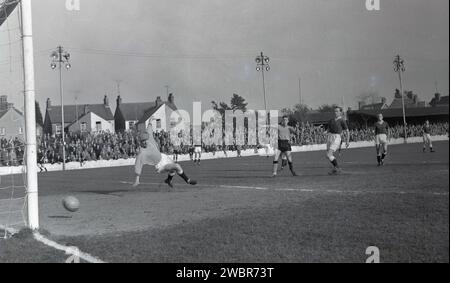 1960, ein historisches Fußballspiel, wurde der Torhüter geschlagen, als der Ball im Spiel von Oxford United gegen Chelmsford City auf dem Manor Ground in Oxford, England, ins Netz kam. 1893 wurden sie Headington United 1911 und Oxford United 1960, als sie in der Premier Division der Southern League waren, die sie zwei Spielzeiten in Folge gewannen. 1962 wurden sie in die Fourth Division der Football League gewählt (befördert), nachdem Accrington Stanley ihren Platz verlassen hatte. Stockfoto