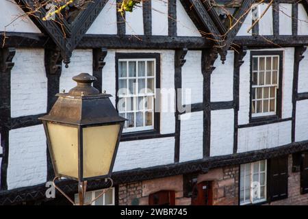 Schwarzes und weißes Haus aus dem Fachwerk Tudor in Cheshire in Chester England, Großbritannien Stockfoto