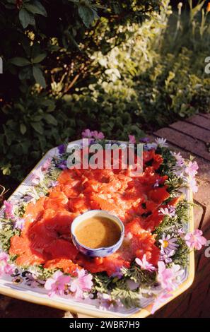 Roher würziger Lachssalat mit eingelegter Fischsauce Stockfoto