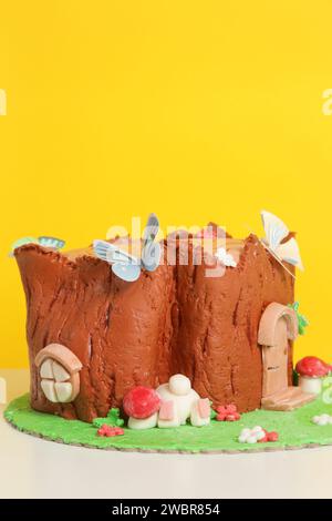 Osterkuchen mit strukturierter Optik am Baumstamm und Osterhase Stockfoto