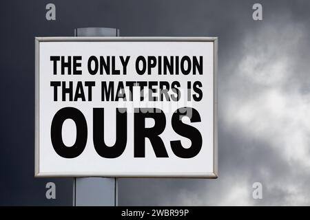 Nahaufnahme auf einer weißen Plakatwand vor einem stürmischen Himmel mit der Nachricht „die einzige Meinung, die zählt, ist unsere“ in schwarz in der Mitte. Stockfoto