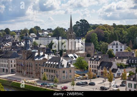 Châteaulin, Frankreich - 29. August 2021: Aus der Vogelperspektive auf die Pfarrkirche Saint-Idunet, das Postamt, das Rathaus und den Fluss Aulne. Stockfoto