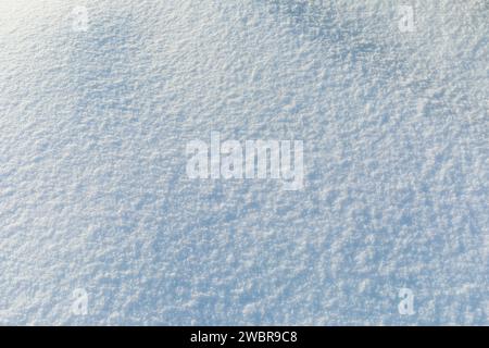 Schöner Hintergrund von Schnee mit Sonnenlicht Stockfoto