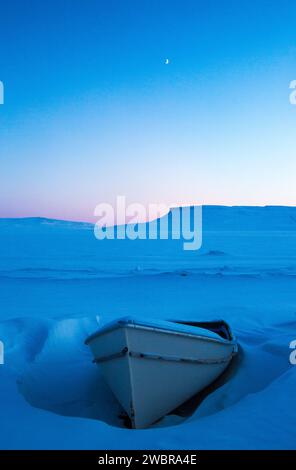 Boot an der Küste des Arktischen Ozeans, Arctic Bay, Nunavut, Kanada Stockfoto