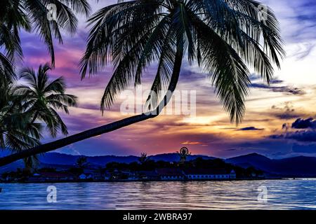 Blick auf die Landschaft bei Sonnenuntergang, Palmen, Meer und Reflexionen, Big Buddha, Bo Phut, Ko Samui, Thailand Stockfoto