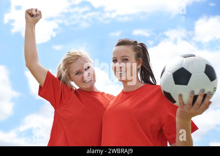 Glückliche Frau, Porträt und Freunde feiern mit Fußball für Sieg, Erfolg oder Sieg. Eine weibliche Person oder ein Team von Fußballspielern lächelt Stockfoto