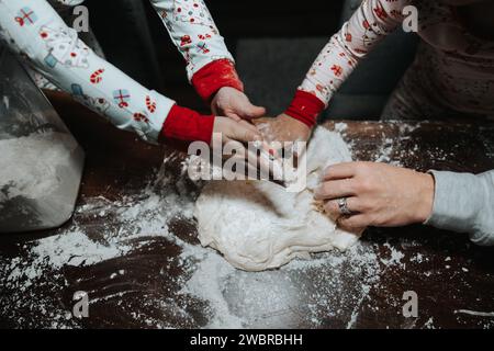 Familie mischt Teig, Küchenspaß Stockfoto