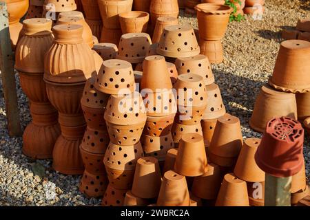 Gruppe von Steingut zum Verkauf in der Gartenwerkstatt Stockfoto