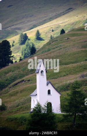Dolomitenlandschaft und Kirche Passo Gardena Stockfoto