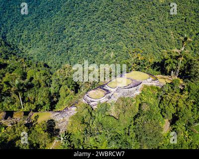 Versteckte antike Ruinen der Tayrona Zivilisation Ciudad Perdida im Herzen des kolumbianischen Dschungels. Luftaufnahme von oben. Verlorene Stadt Teyuna. Santa M. Stockfoto