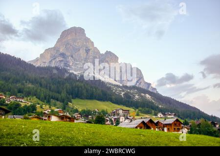 Corvara Dorf und Dolomitenlandschaft in Alta Badia Stockfoto