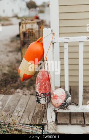 Lobbybojen hängen vor einem Gebäude in Maine Stockfoto