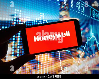 Konskie, Polen – 04. Januar 2024: Das Firmenlogo von Honeywell wird auf dem Bildschirm des Mobiltelefons angezeigt Stockfoto