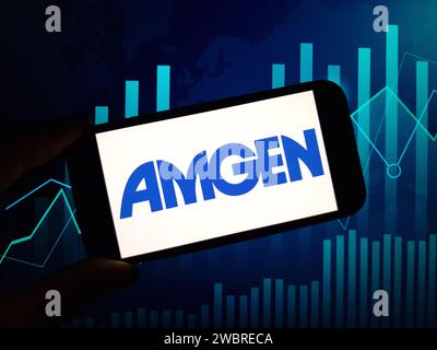 Konskie, Polen – 04. Januar 2024: Das Firmenlogo von Amgen wird auf dem Bildschirm des Mobiltelefons angezeigt Stockfoto