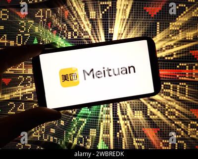 Konskie, Polen – 04. Januar 2024: Das Firmenlogo von Meituan wird auf dem Bildschirm des Mobiltelefons angezeigt Stockfoto