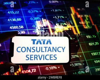 Konskie, Polen - 04. Januar 2024: Das Firmenlogo von TCS Tata Consultancy Services wird auf dem Bildschirm des Mobiltelefons angezeigt Stockfoto