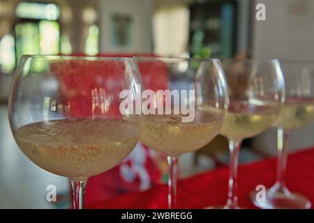 Prosecco-Sekt in Gläsern während der Weihnachtszeit aus der Nähe Stockfoto