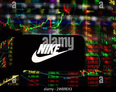 Konskie, Polen – 04. Januar 2024: Das Firmenlogo von Nike wird auf dem Bildschirm des Mobiltelefons angezeigt Stockfoto