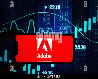 Konskie, Polen – 04. Januar 2024: Das Firmenlogo von Adobe Inc wird auf dem Bildschirm des Mobiltelefons angezeigt Stockfoto