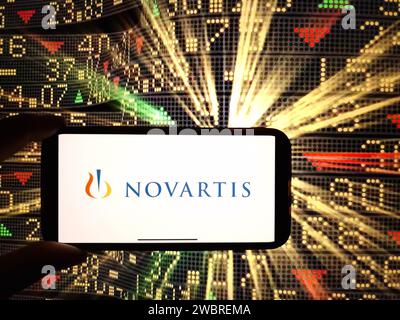 Konskie, Polen – 04. Januar 2024: Das Firmenlogo von Novartis wird auf dem Bildschirm des Mobiltelefons angezeigt Stockfoto