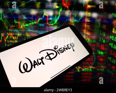 Konskie, Polen – 03. Januar 2024: Das Firmenlogo von Walt Disney Pictures wird auf dem Bildschirm des Mobiltelefons angezeigt Stockfoto