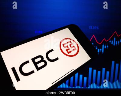 Konskie, Polen - 03. Januar 2024: Das Firmenlogo der ICBC Industrial and Commercial Bank of China wird auf dem Bildschirm des Mobiltelefons angezeigt Stockfoto