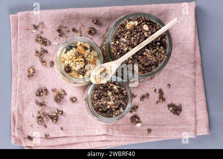 Dresden, Deutschland. Januar 2024. Gläser gefüllt mit einer pflanzlichen Joghurtalternative und Müsli werden auf einen Tisch gestellt. Quelle: Sebastian Kahnert/dpa/Alamy Live News Stockfoto