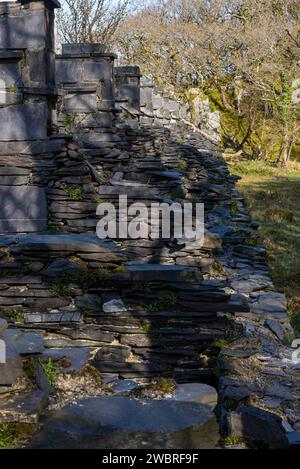 Die Ruinen der Anglesey Barracks im Dinorwig Quarry bei Llanberis in den Bergen des Snowdonia Nationalparks, Wales. Stockfoto