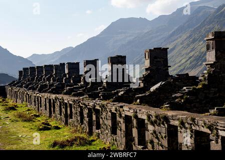 Die Ruinen der Anglesey Barracks im Dinorwig Quarry bei Llanberis in den Bergen des Snowdonia Nationalparks, Wales. Stockfoto