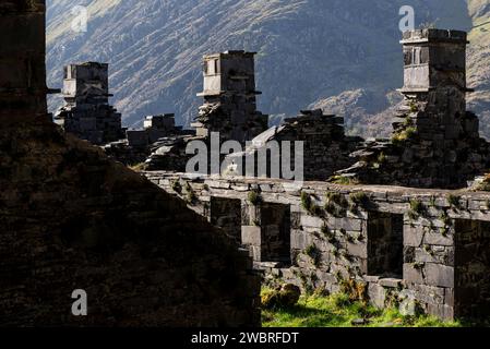 Die Ruinen der Anglesey Barracks im Dinorwig Quarry bei Llanberis in den Bergen des Snowdonia Nationalparks, Wales. Stockfoto