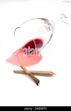 Marihuana-Joint mit verschüttetem Rotwein Stockfoto