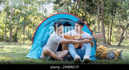 Männliches Schwulenpaar asiatisch reist mit Zelt Camping im Freien und verschiedene Abenteuer Lifestyle Wandern aktiver Sommerurlaub Stockfoto