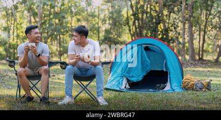 Männliches Schwulenpaar asiatisch reist mit Zelt Camping im Freien und verschiedene Abenteuer Lifestyle Wandern aktiver Sommerurlaub Stockfoto