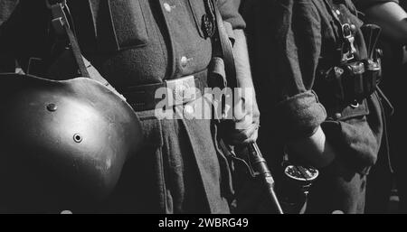 Nahaufnahme des als deutscher Wehrmacht-Infanterie-Soldat im Zweiten Weltkrieg verkleideten Re-Enactor. Deutsche Soldatenuniform. Deutsches Soldatenkostüm. Schwarz Und Stockfoto