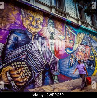 Argentinien, Buenos Aires. Grafitti oder Wandmalerei eines Bandoneonspielers. Stockfoto