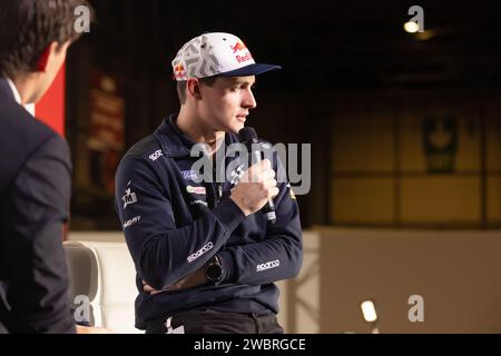 Birmingham, Großbritannien. Januar 2024. Die Lackierung des M Sport Ltd World Rally Championship Car. Fahrer Adrien Fourmaux auf der Hauptbühne nach dem Anheben der Vorhänge des Red Bull liverisierte Ford Performance Motor auf der Autosport International Show. Credit Milo Chandler/Alamy Live Stockfoto