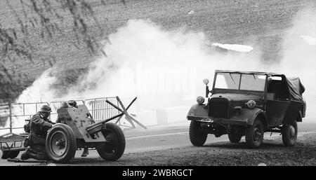 Kämpft Im Zweiten Weltkrieg. Als deutsche Infanterie-Soldaten gekleidete Nachspieler, die mit russischen Soldaten kämpfen. Panzerangriff. Schwarz Und Weiß Stockfoto
