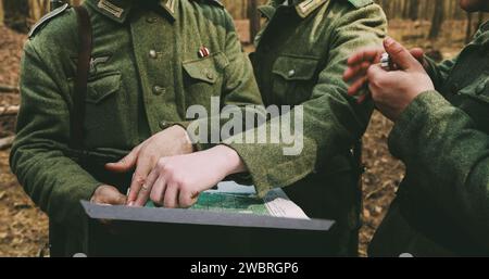 Deutscher wehrmacht-Soldat-Offizier aus dem 2. Weltkrieg Kommandeur Soldaten aus dem 2. Weltkrieg Briefe, die die Richtung Eines Angriffs auf der Karte zeigen Stockfoto